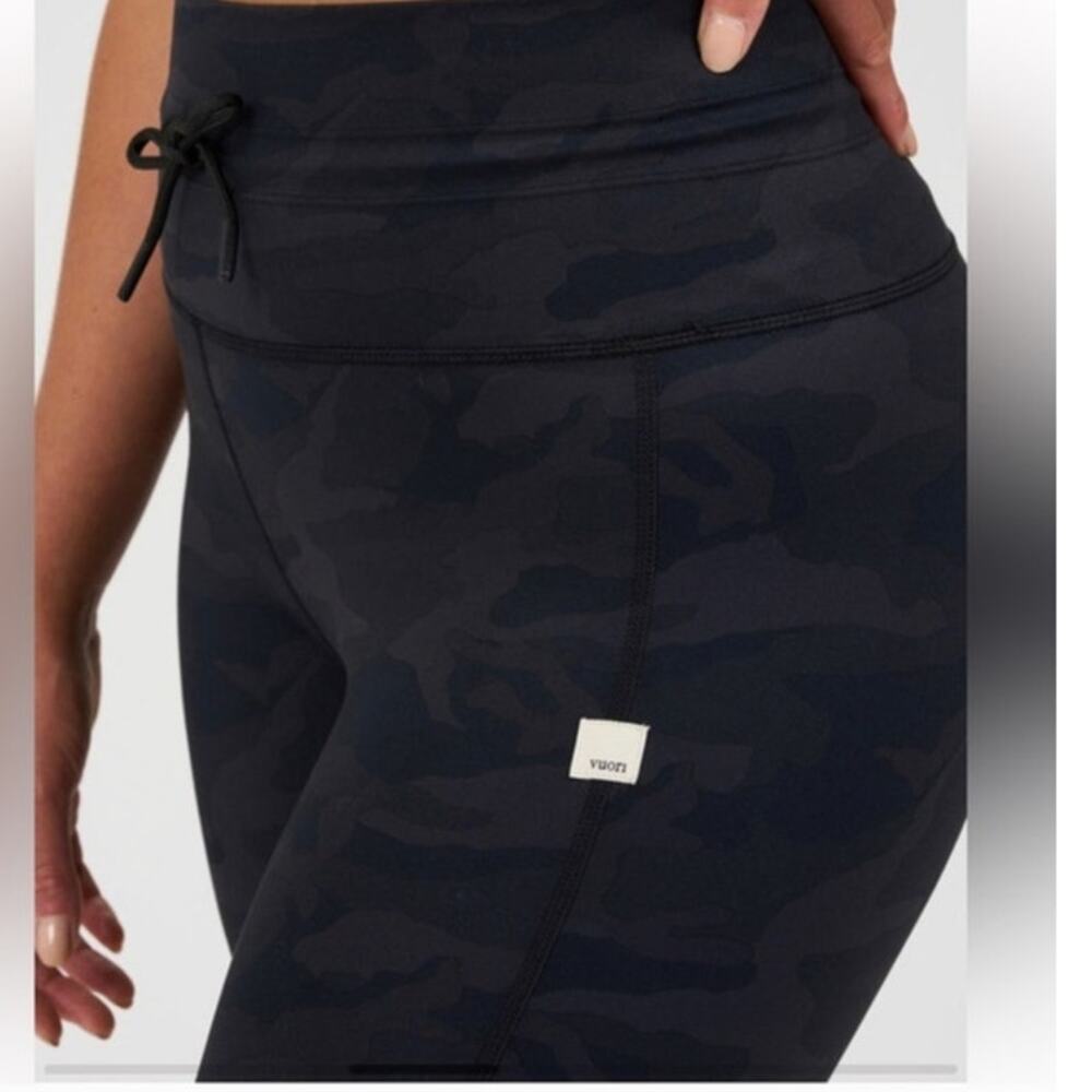 Vuori Women's Daily Leggings Black Camo Color Size Small - Picture 3 of 11